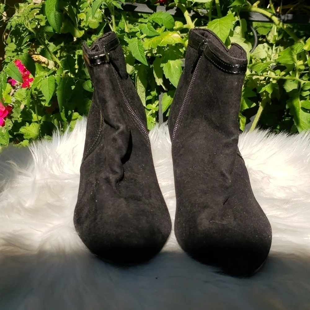 Annie's shoes Black zip ankle boots heeled 8